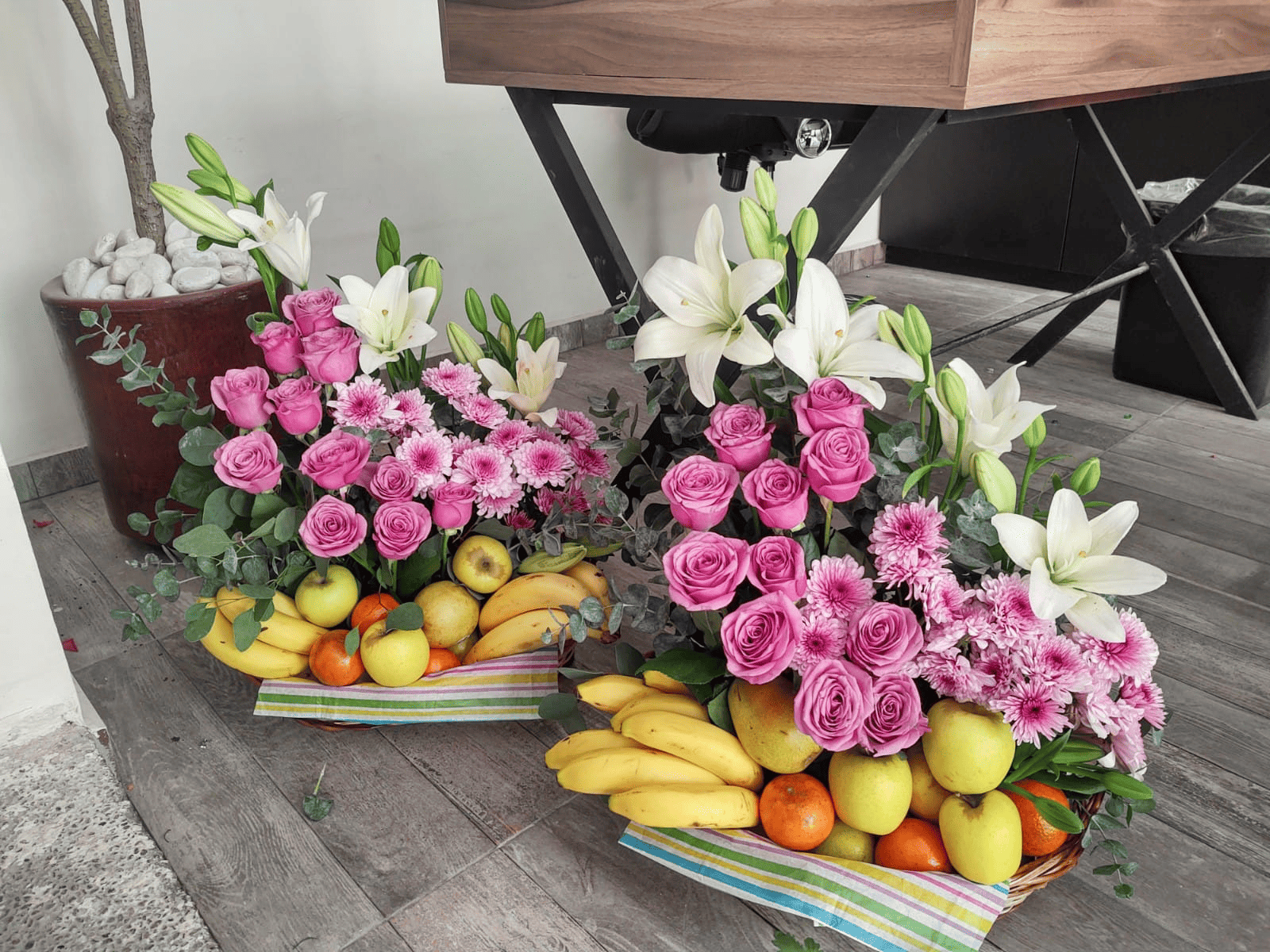 Canastas de flores y frutas rosas