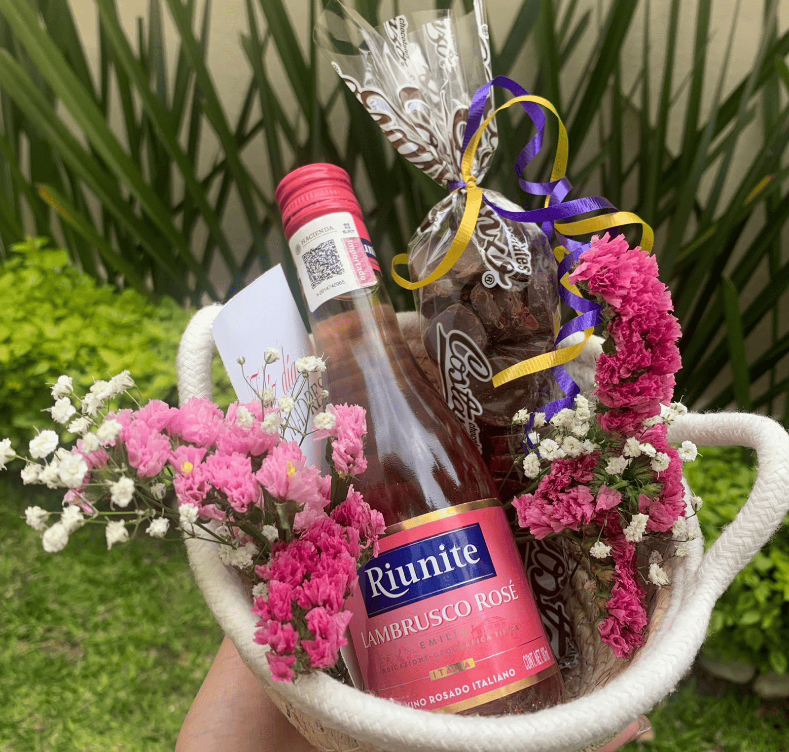 Canasta regalo con vino y flores rosas