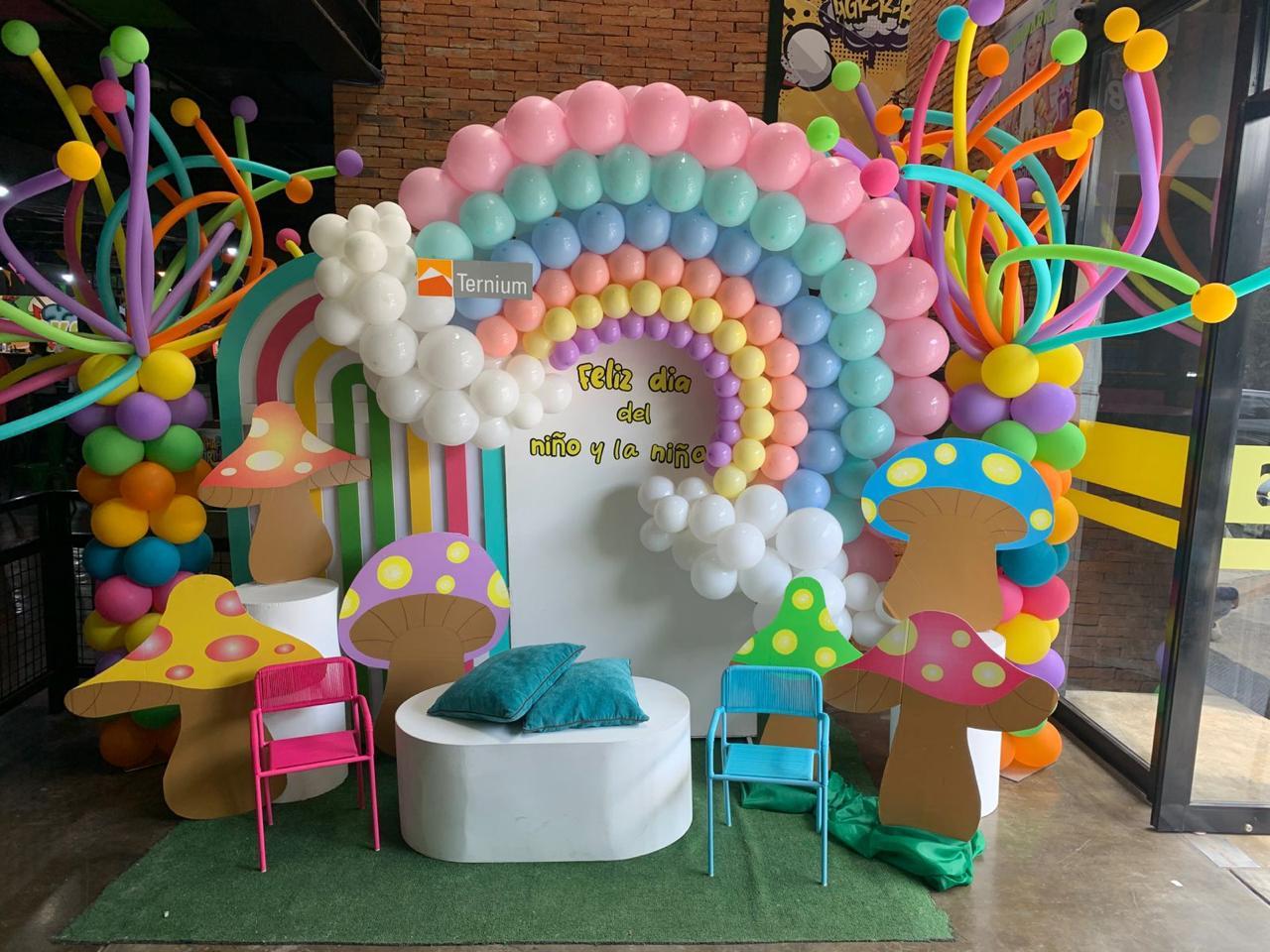 Día del Niño Ternium — decoración con arco de globos
